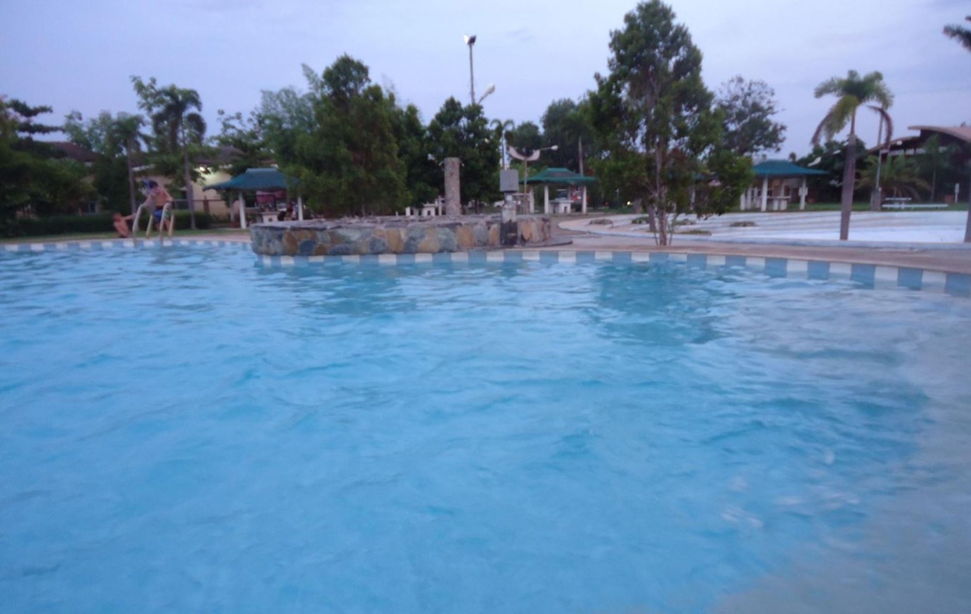 King'S Royale Hotel And Resort Bacolor Экстерьер фото
