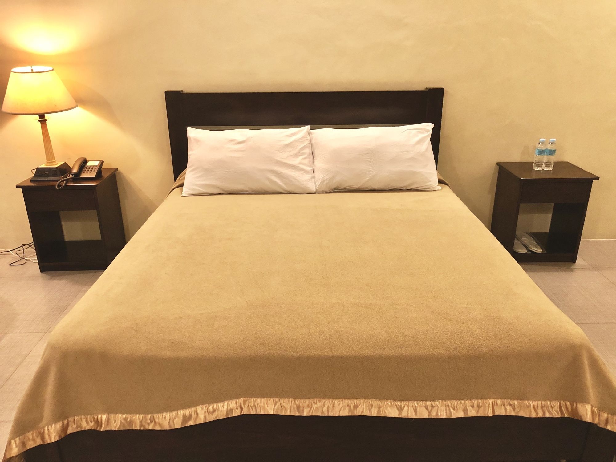 King'S Royale Hotel And Resort Bacolor Экстерьер фото